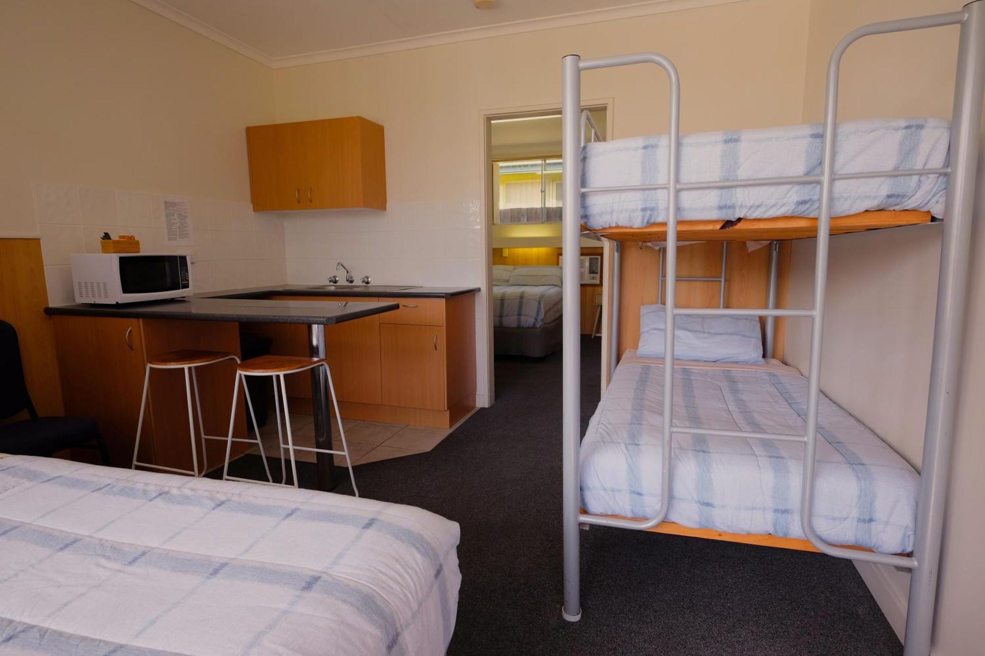 Bamboo Motor Inn Lakes Entrance Exterior photo