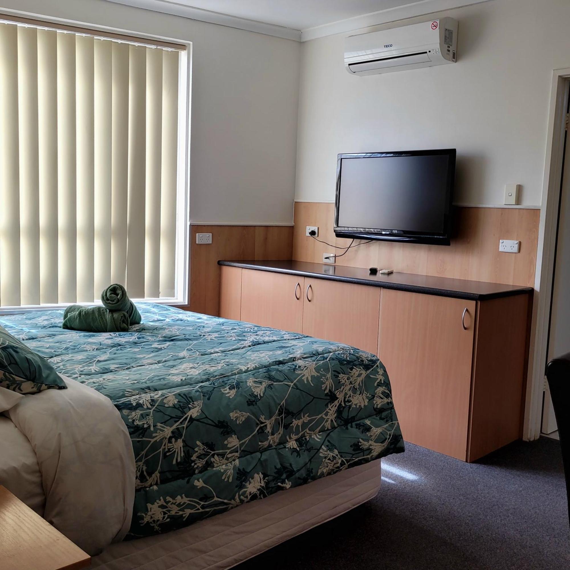 Bamboo Motor Inn Lakes Entrance Exterior photo